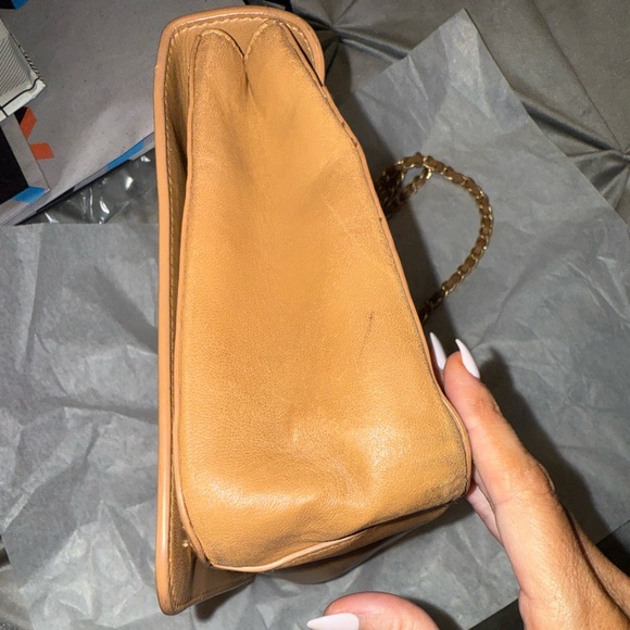 Tory Burch Britten Large Adjustable Shoulder Bag in Bark Leather, Logo - Picture 6 of 10